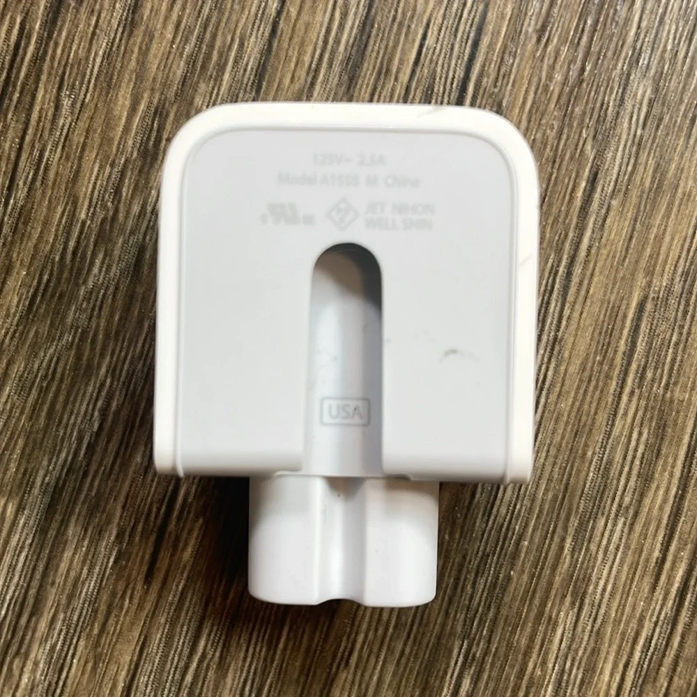 Apple Adapter Model A1555 M JET NIHON WELL SHIN 125V - 2.5A USA